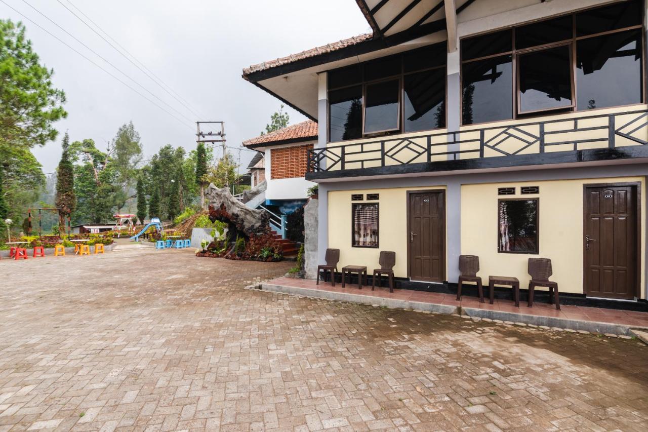 Oyo 1852 Intan Bromo Homestay Pasuruan Exterior photo